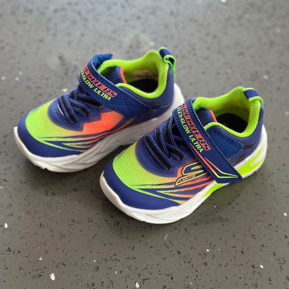 NEW: Sketchers Toddler Shoes (size 6) - Picture 1 of 3